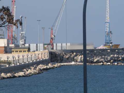 Un altro ''muro'' nel porto: il mare continua ad allontanarsi dai baresi